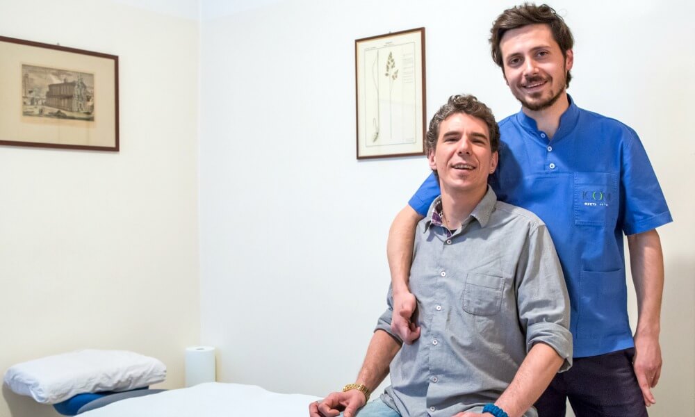 Giovanni con Luca osteopata volontario di Progetto Arca