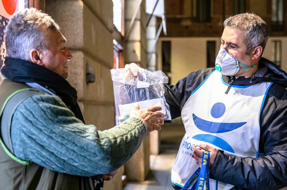 Coronavirus, Progetto Arca in strada ogni giorno per i senzatetto