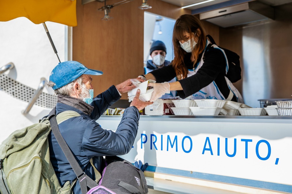 In strada con la Cucina mobile, pasti caldi e assistenza per le persone senza dimora