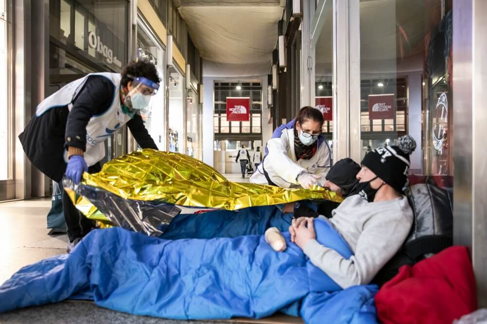 Sulla strada nell'inverno del Covid, protezione e aiuti per i senzatetto