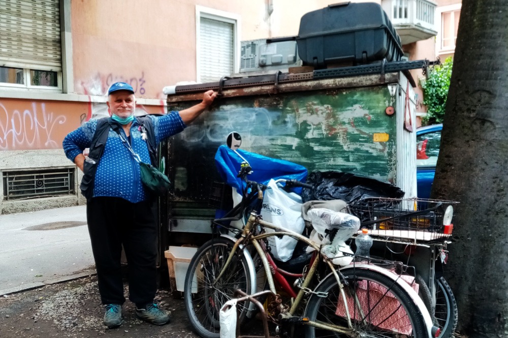 Un'ape car come casa. Dopo 26 anni Attila lascia la strada