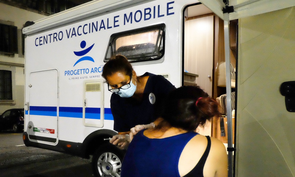 Vaccini in strada per le persone senza dimora. Nessuno deve rimanere escluso