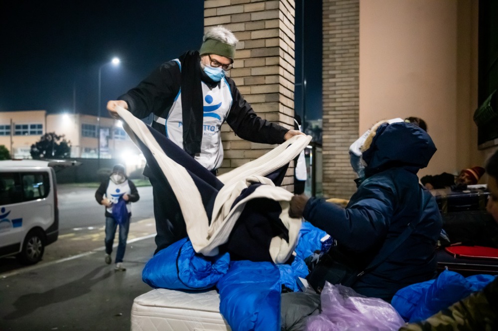 Vivere una notte alla volta. L’inverno in strada, dove ogni aiuto conta