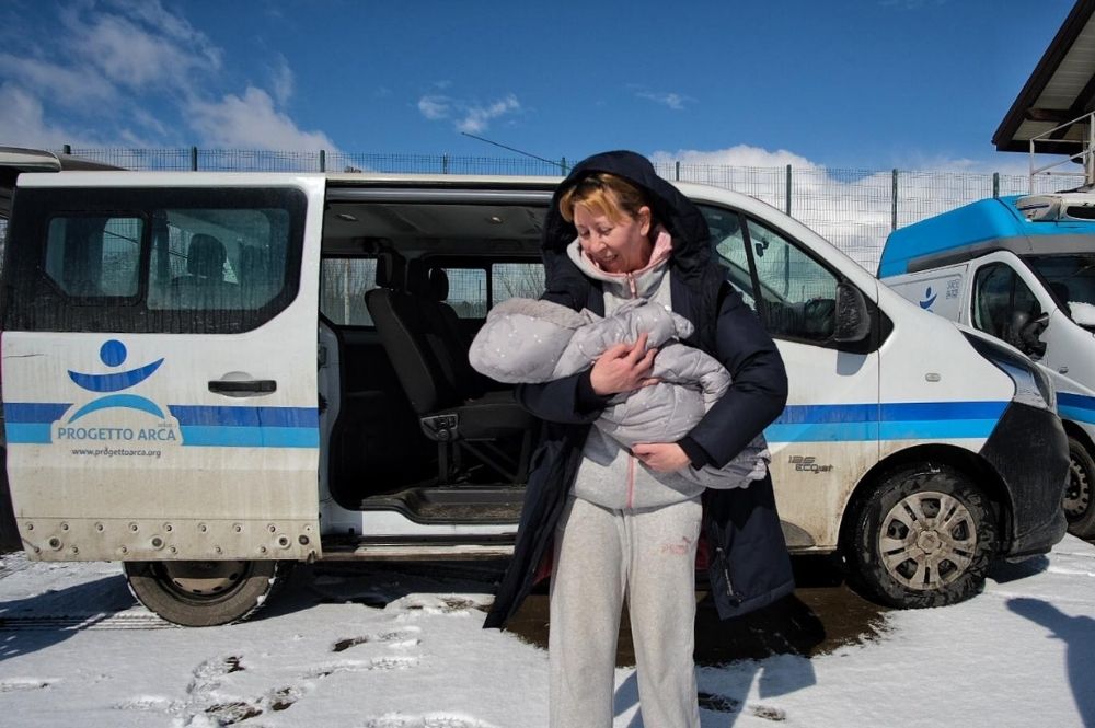 Arrivo famiglie campo accoglienza