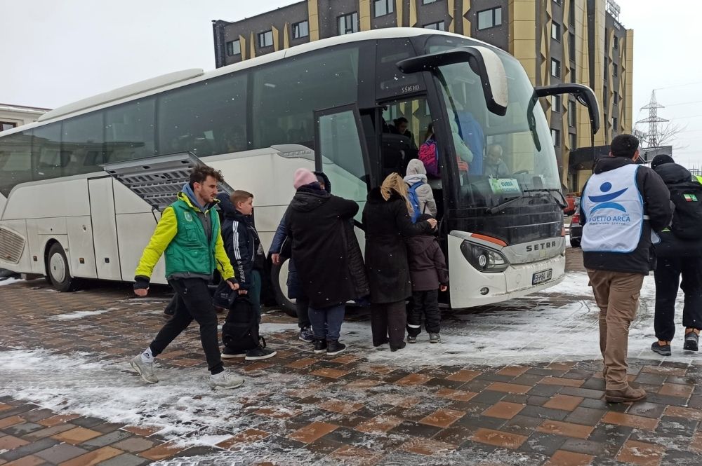 Al confine con l'Ucraina donne e bambini partono per ricongiungersi con i familiari in Europa