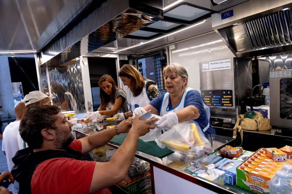 In coda alla Cucina mobile persone che prima d'ora non avevano mai chiesto aiuto