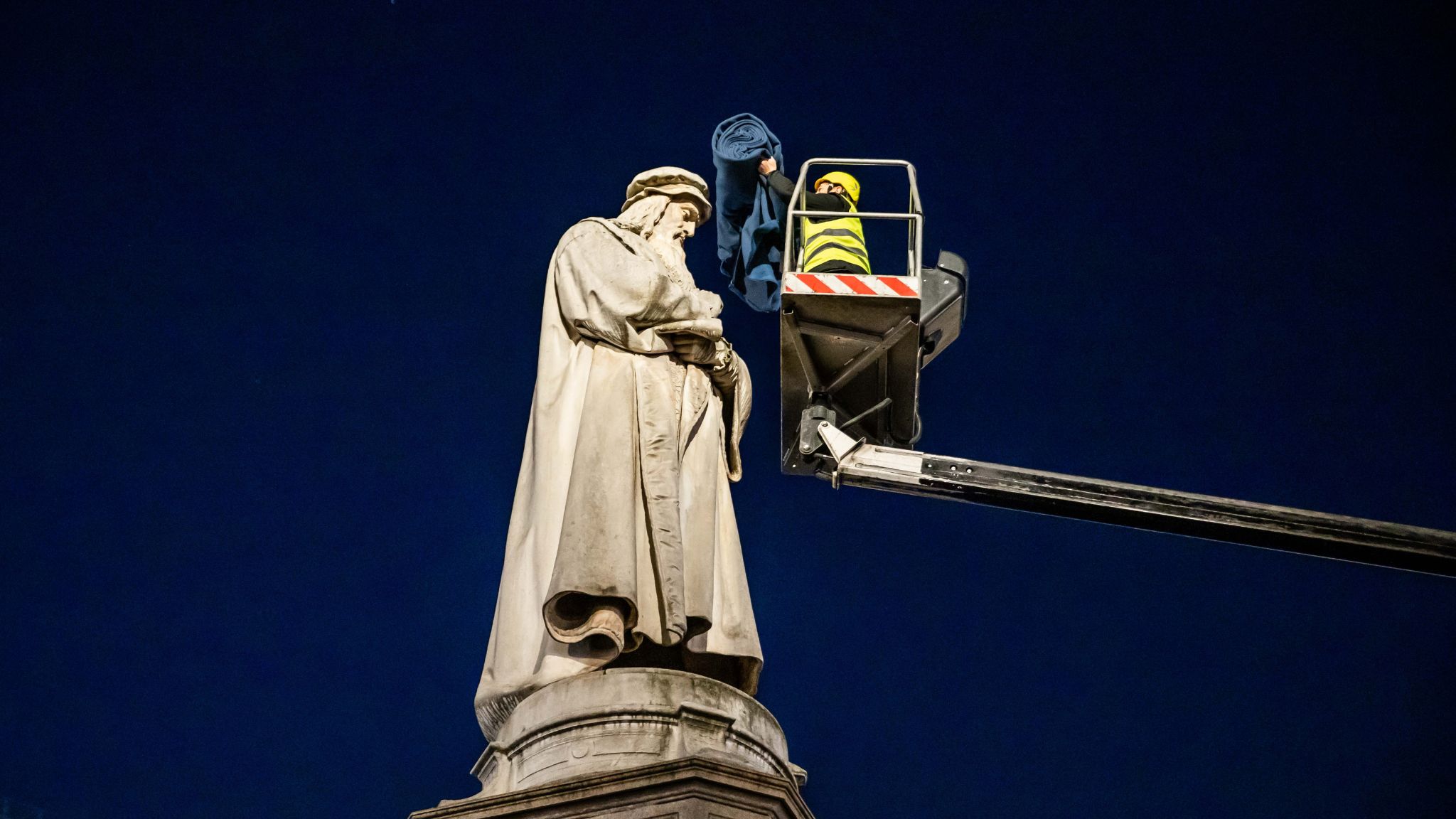 Progetto Arca avvolge le statue di Milano con calde coperte