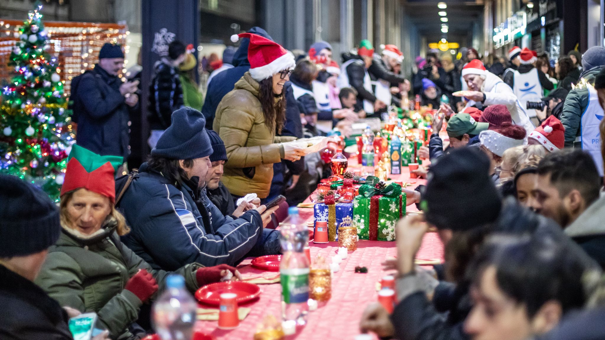 In centro a Milano la Cena di Natale dedicata alle persone senzatetto