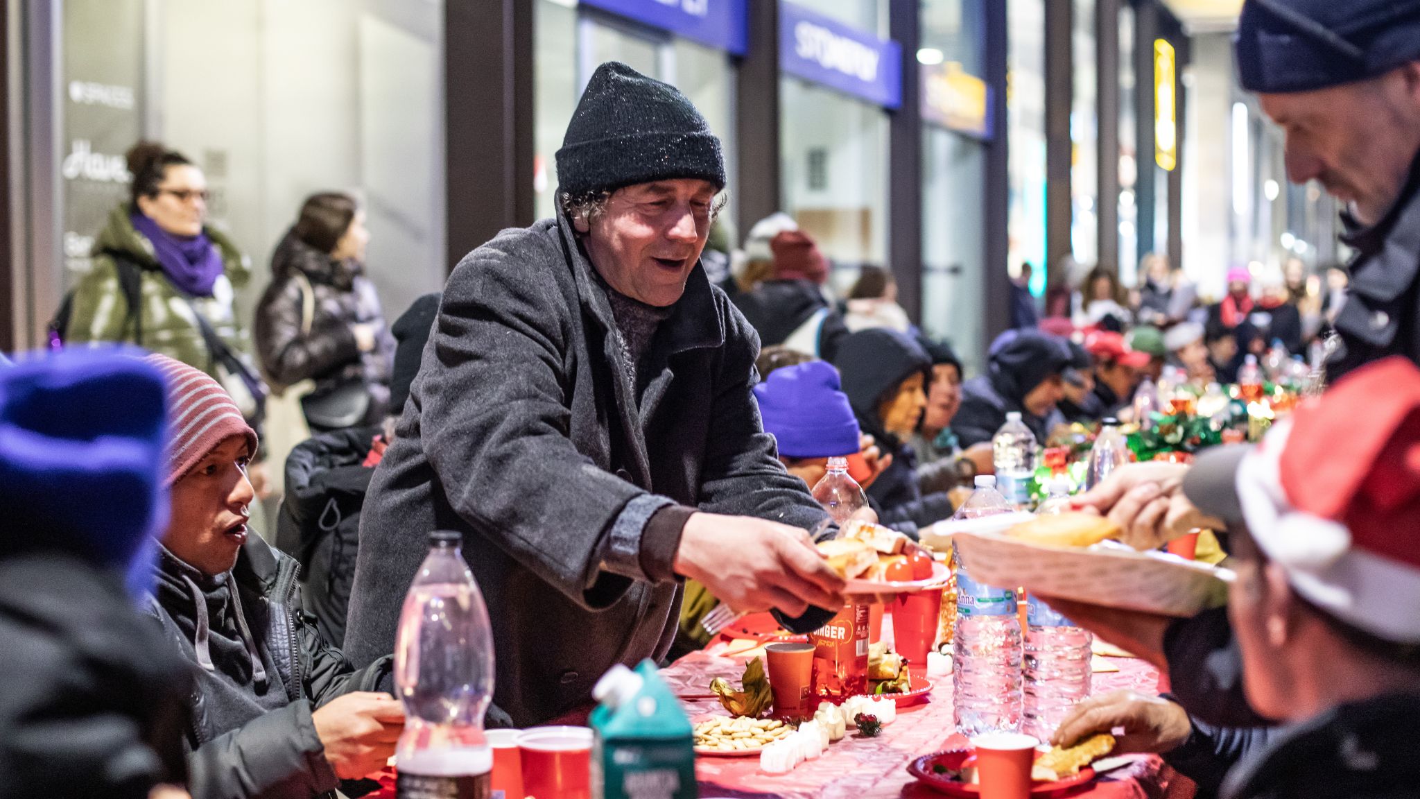 In centro a Milano la Cena di Natale dedicata alle persone senzatetto